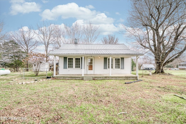 view of front facade featuring a porch and a front yard