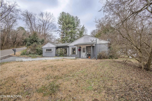 view of front of home featuring a front yard