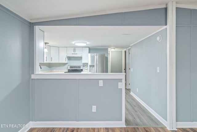 kitchen featuring white cabinetry, stainless steel fridge with ice dispenser, kitchen peninsula, lofted ceiling, and range