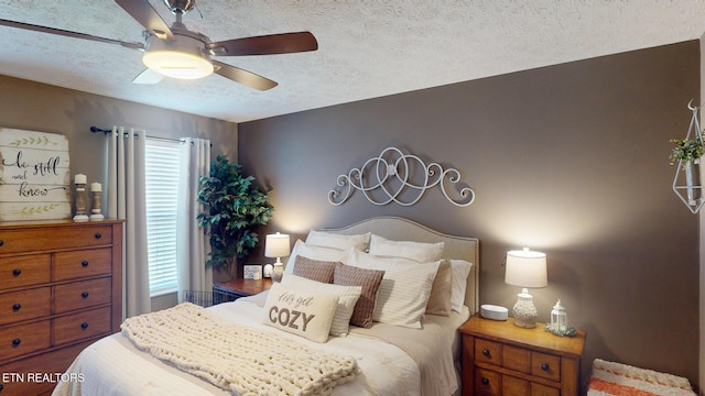 bedroom featuring ceiling fan and a textured ceiling