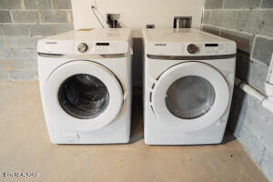 washroom with washing machine and dryer