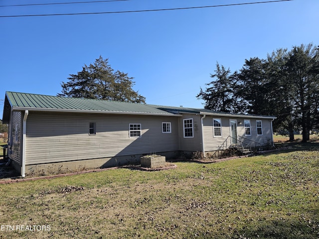 back of house featuring a lawn