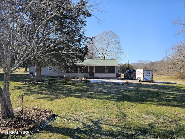 view of front of home featuring a front lawn