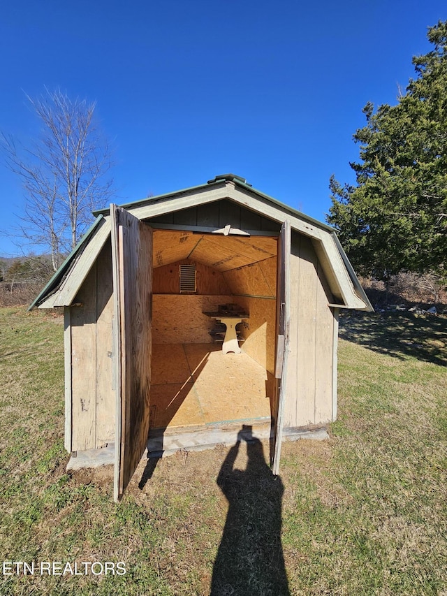 view of outdoor structure featuring a yard