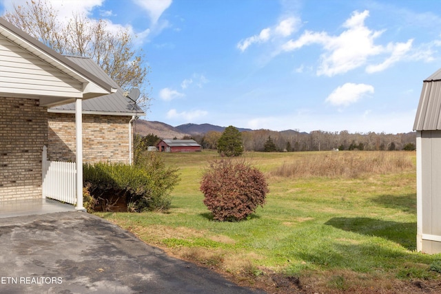 view of yard with a mountain view