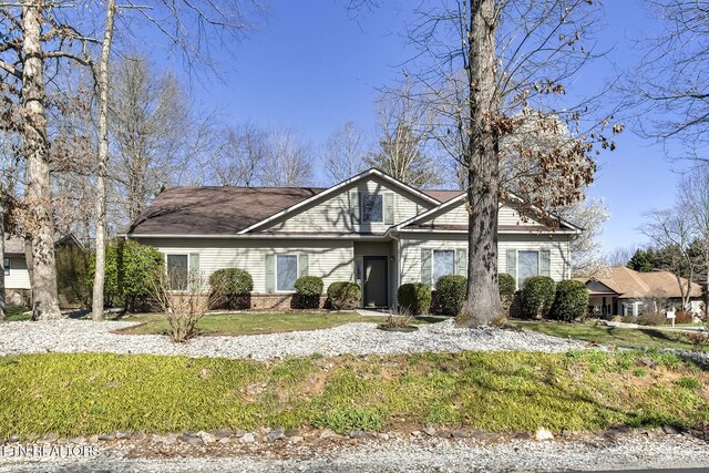 view of front facade with a front yard