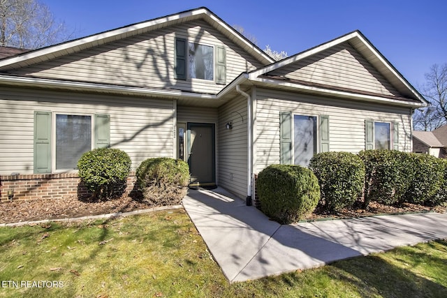 view of front of house featuring a front yard