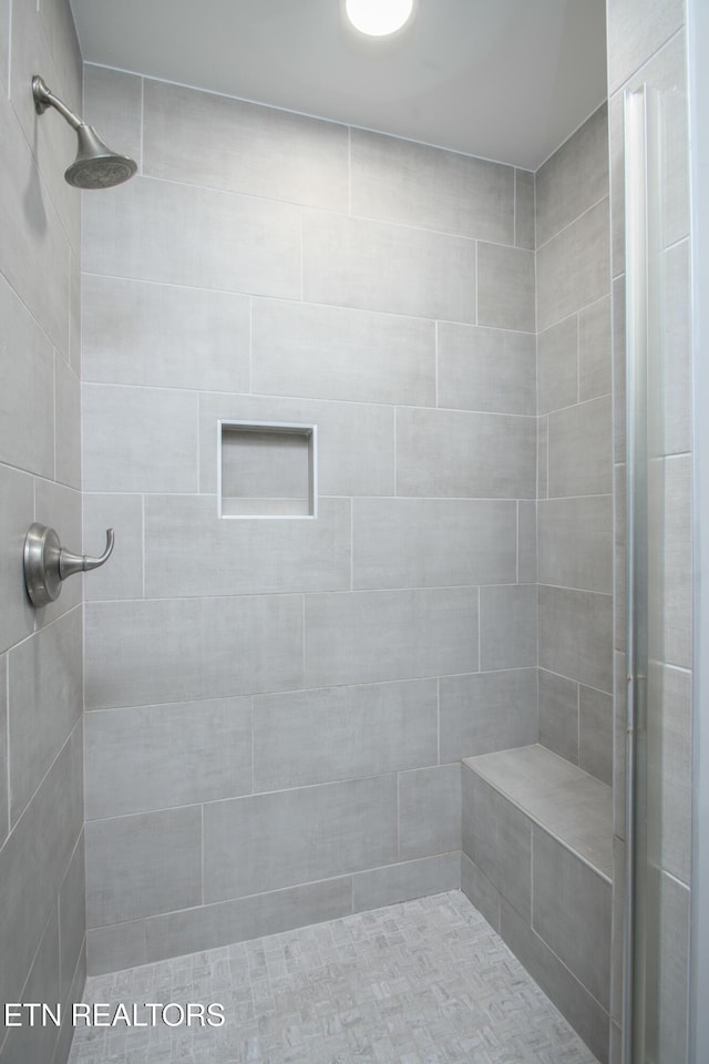 bathroom featuring a tile shower