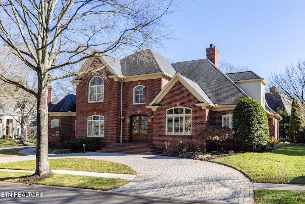 front facade featuring a front yard