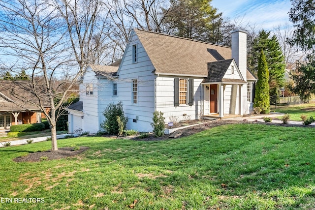 view of front of home with a front lawn