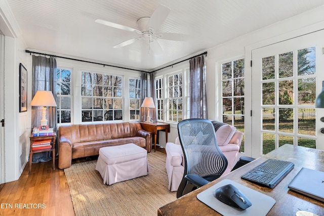 sunroom with ceiling fan