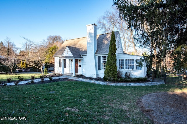 view of front of house with a front yard