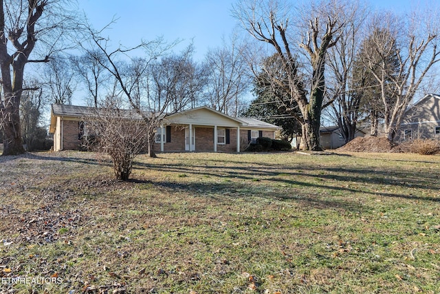 view of front facade featuring a front lawn