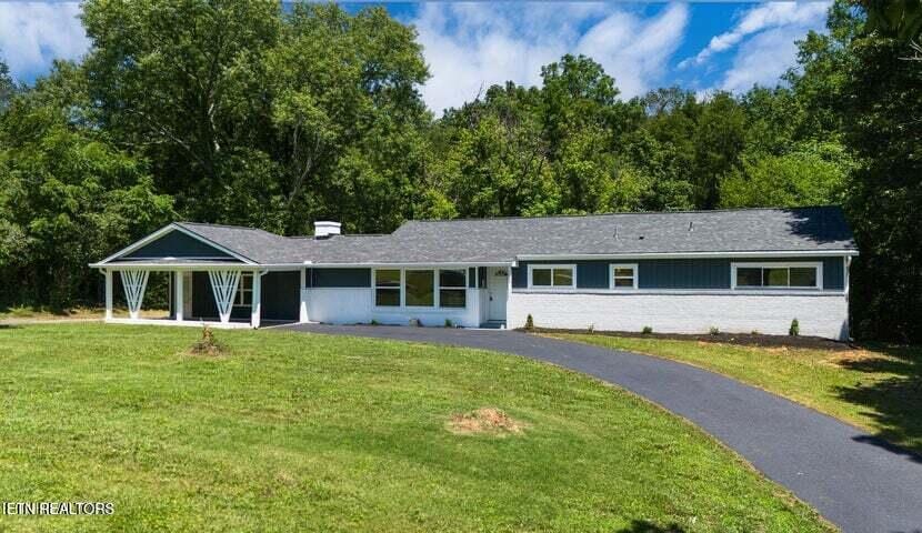 ranch-style home with a front yard