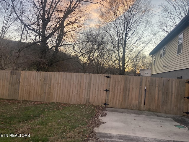 view of yard at dusk