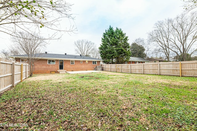 view of yard featuring a patio area