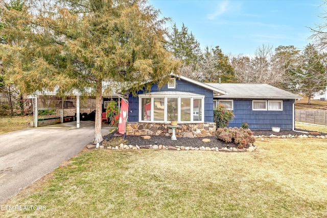 view of front of home featuring a front lawn and a carport