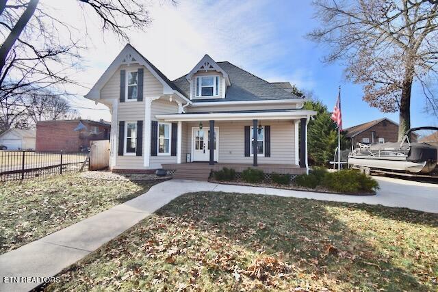 view of front of home featuring a front lawn and a porch