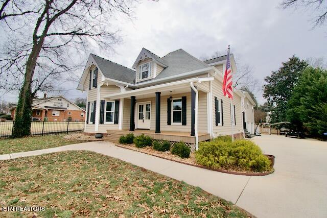 view of front of house featuring covered porch