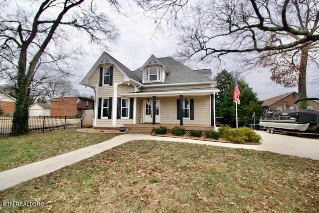 view of front facade with a porch and a front yard