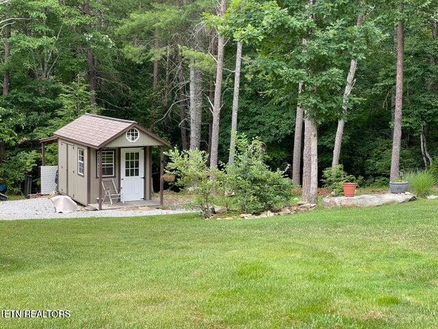 view of yard featuring an outdoor structure and a storage unit