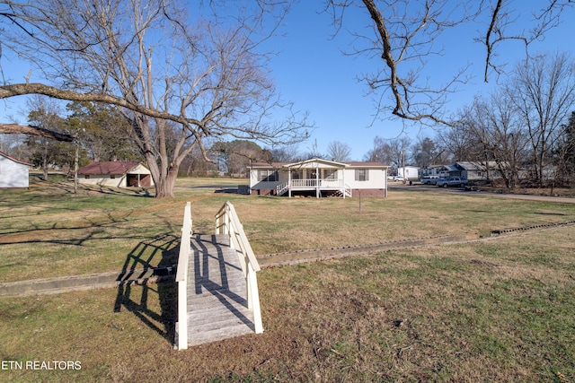 view of front of home featuring a front yard