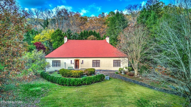 view of front of property with a front yard