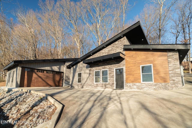 view of front facade with a garage