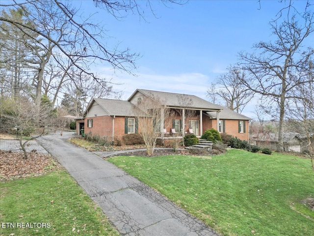 single story home with a front lawn