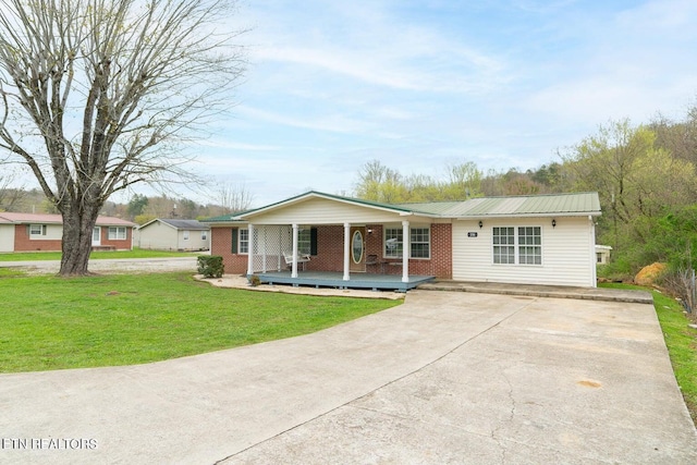 single story home featuring a front lawn