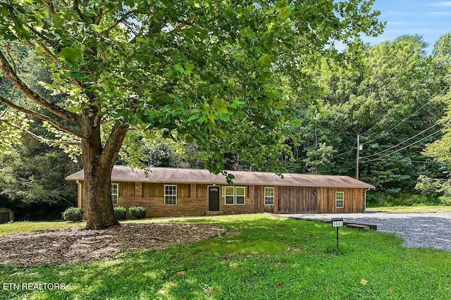 single story home with a front yard