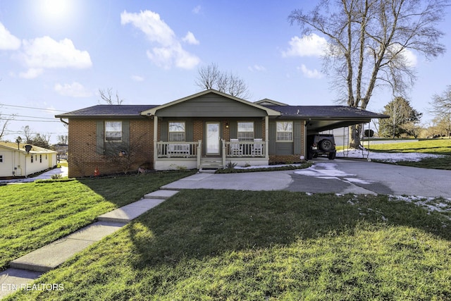 view of front of property featuring a carport, covered porch, and a front yard