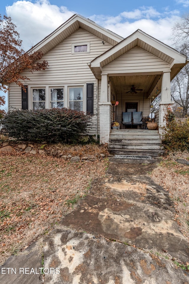 view of front facade with covered porch and ceiling fan