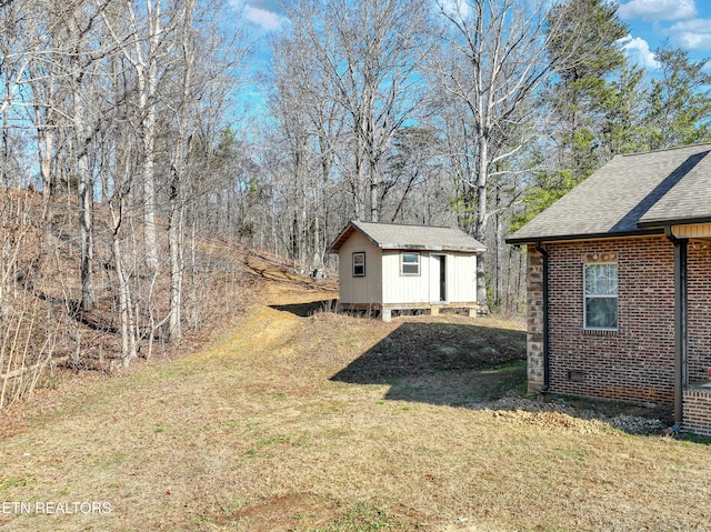 view of yard featuring a storage unit