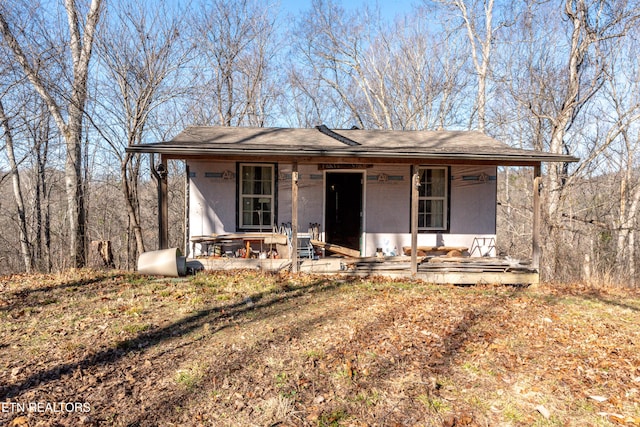 view of front of house featuring covered porch and a front lawn