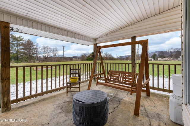 sunroom with vaulted ceiling