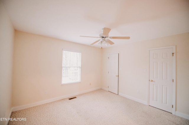 carpeted empty room featuring ceiling fan