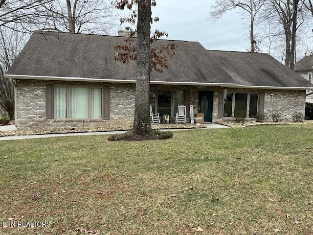 view of front of property featuring a front yard