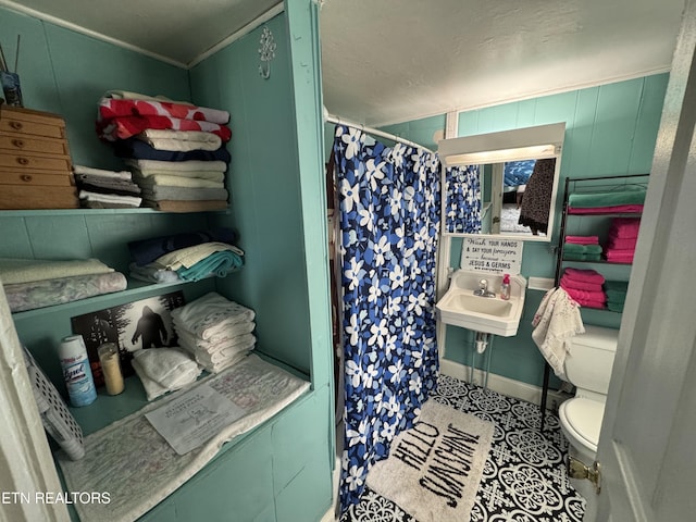 bathroom with toilet, a shower with curtain, and sink