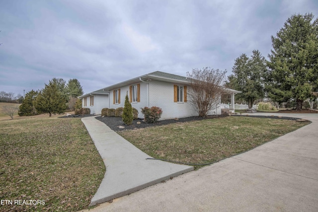 view of front of house with a front lawn