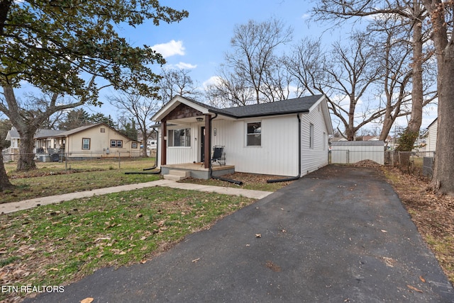 view of front of home featuring covered porch and a front lawn