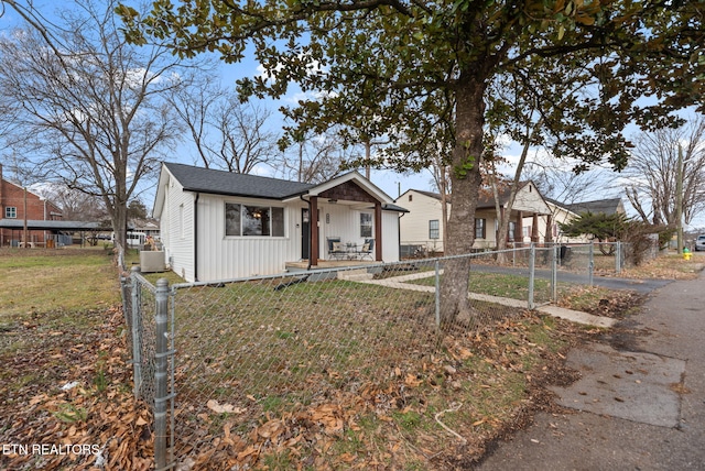 view of front of house featuring a porch and a front lawn