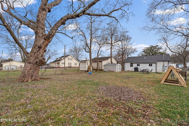 view of yard with a storage unit