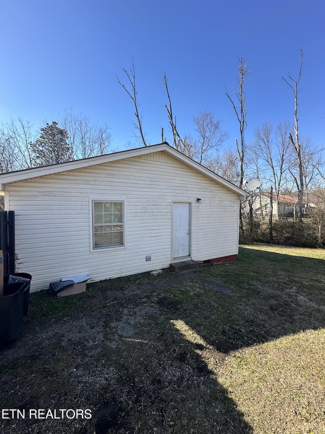 back of house featuring a lawn