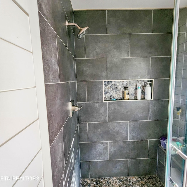 room details featuring tiled shower