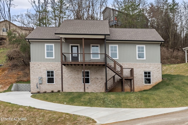 view of front facade featuring a front yard