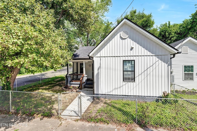 view of front of property featuring covered porch