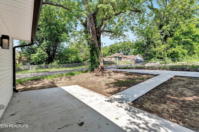 view of yard featuring a patio area