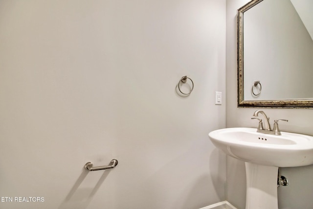 bathroom featuring sink