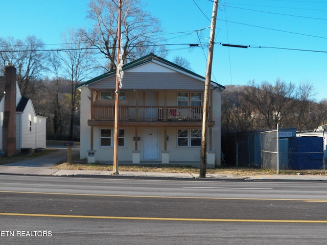 view of front of home featuring a balcony